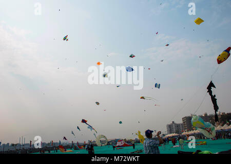 Divers kites en concurrence à l'International du cerf-volant au bord du fleuve Sabarmati, Ahmedabad, Gujarat, Inde Banque D'Images