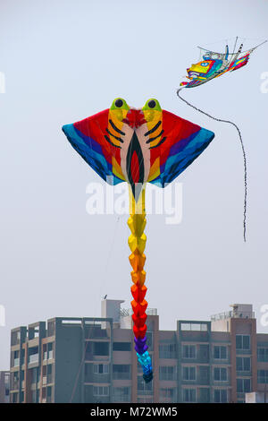 Divers kites en concurrence à l'International du cerf-volant au bord du fleuve Sabarmati, Ahmedabad, Gujarat, Inde Banque D'Images