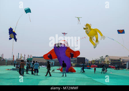 Divers kites en concurrence à l'International du cerf-volant au bord du fleuve Sabarmati, Ahmedabad, Gujarat, Inde Banque D'Images