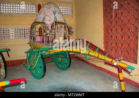 Vintage traditionnel en bois panier en Auto World Vintage Car Museum, Ahmedabad, Gujarat, Inde Banque D'Images