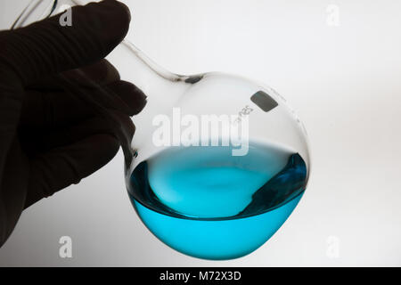 Les scientifiques font des expériences en laboratoire. Banque D'Images