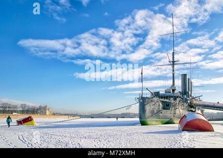 SAINT-Pétersbourg, Russie, le 10 février 2017 : on marche sur la glace de la rivière Neva près de croiseur Aurore sur sunny day Banque D'Images