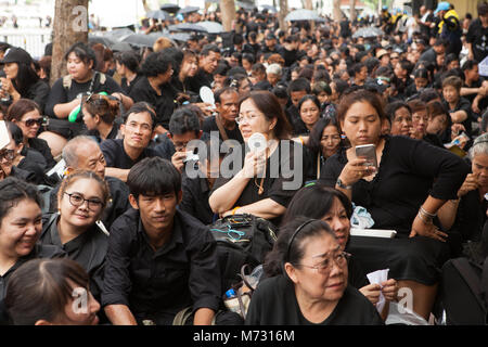 Les gens qui portent des vêtements de deuil noir, l'attente dans la Ratchadamnoen Road à Bangkok pour assister à la crémation royale du roi Bhumibol Adulyadej et Thaïlandais Banque D'Images