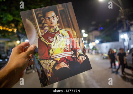 Photo souvenir du roi Bhumibol Adulyadej Rama IX, distribué aux participants à la cérémonie de la crémation. Bangkok, 26 Octobre 2017 Banque D'Images