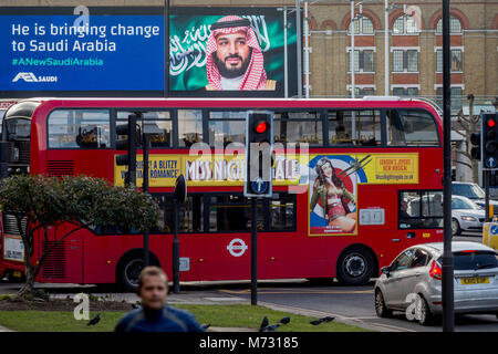 Le premier jour de sa visite officielle de 3 jours à Londres, le visage de l'Arabie Prince Mohammed bin Salman apparaît sur un grand panneau sur l'A4 West Cromwell Road, le 7 mars 2018, à Londres en Angleterre. Les sources de l'industrie a déclaré que les Saoudiens pourraient dépenser près de £1m sur la campagne à l'échelle de la ville, qui comprend des dizaines de premier poster sites autour de Londres et d'annonces dans les journaux. 'Il est portant modification de l'Arabie saoudite, l'ads' dire, avec une grande photo du Prince Mohammed bin Salman et le hashtag # ANewSaudiArabia. Banque D'Images