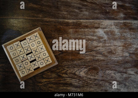 Ox tic tac toe jeu fait par bloc de bois sur table en bois. risque, stratégie, concurrence en affaires Banque D'Images