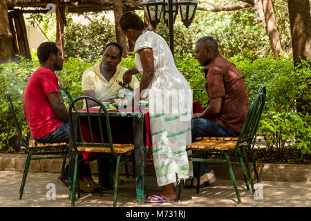 Une femme sert du café à un groupe d'hommes dans un café, Arba Minch, Gamo Gofa Zone, Ethiopie Banque D'Images