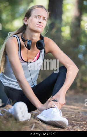 Woman runner tenir sa cheville blessée sports Banque D'Images