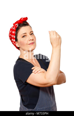Sûr de femme d'âge moyen avec bébé isolé sur fond blanc, texte de l'espace, rendre hommage à l'icône de l'ouvrier américain à riveter Rosie Banque D'Images
