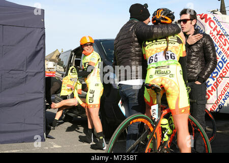 Tour de Yorkshire 2016 Derniers préparatifs par les membres de l'équipe de l'Ale'Cippolin avant le début de la course des femmes au tour de yorkshire. Banque D'Images