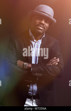 Portrait d'un homme africain dans un chapeau, debout dans le studio, fond isolé. Banque D'Images