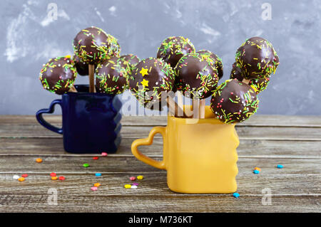 Maison de vacances cake pops, décoré avec du chocolat blanc et noir dans cups sur un fond de bois. Candy sur un bâton. Banque D'Images