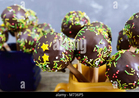 Maison de vacances cake pops, décoré avec du chocolat blanc et noir dans cups sur un fond de bois. Candy sur un bâton. Close up Banque D'Images