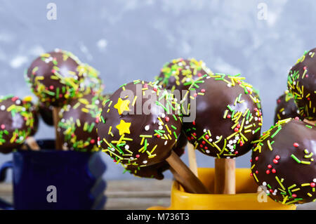 Maison de vacances cake pops, décoré avec du chocolat blanc et noir dans cups sur un fond de bois. Candy sur un bâton. Close up Banque D'Images