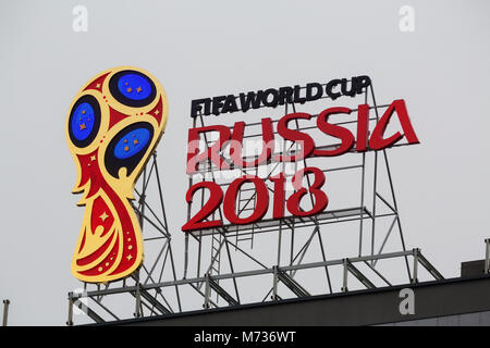 La construction de la publicité est installé sur un bâtiment sur Zubovsky Boulevard de Moscou avec l'inscription 'Coupe du Monde de la FIFA, Russie 2018', Russie Banque D'Images