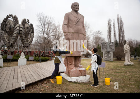 Les étudiants chinois laver monument de dirigeant soviétique Vladimir Lénine pendant l'événement annuel de printemps (du samedi) à Moscou La Russie ,Parc Muzeon Banque D'Images