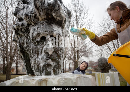 Une femme se lave une sculpture au cours de l'événement annuel de printemps (du samedi) à Moscou Parc Muzeon des Arts ,la Russie Banque D'Images