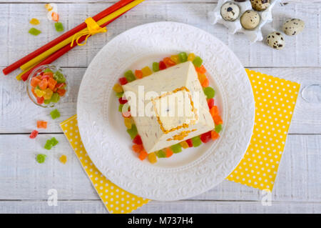Caillé traditionnel gâteau de Pâques avec des fruits confits sur l'appartement de fond clair. Cottage de pâques fromage  + dessert. Fête de Pâques la composition. Banque D'Images