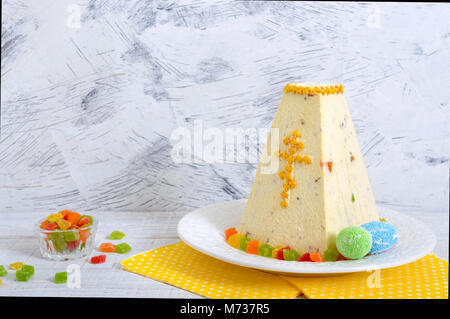 Caillé traditionnel gâteau de Pâques avec des fruits confits sur l'appartement de fond clair. Cottage de pâques fromage  + dessert. Fête de Pâques la composition. Banque D'Images