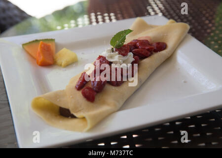 Fraise Chocolat et banane crêpe farcie Banque D'Images