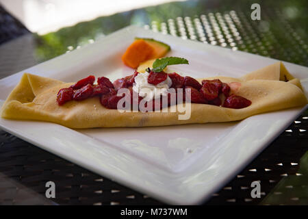 Fraise Chocolat et banane crêpe farcie Banque D'Images