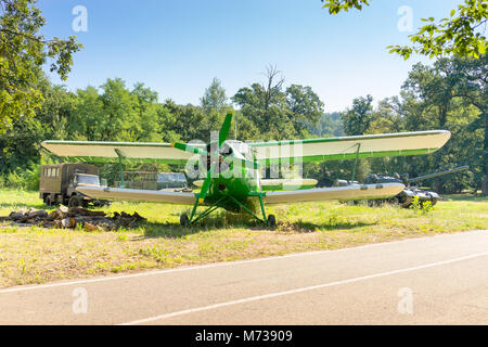 Avion Antonov An-2 historique de la Russie près des machines militaires dans un parc à Brasov, Roumanie Banque D'Images