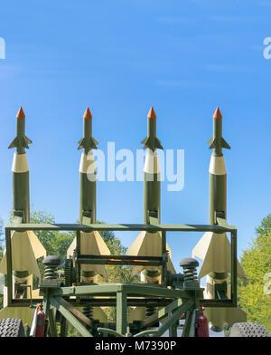 Missiles nucléaires visant à ogive avec ciel sombre. Balistic Rockets fond de guerre. Banque D'Images