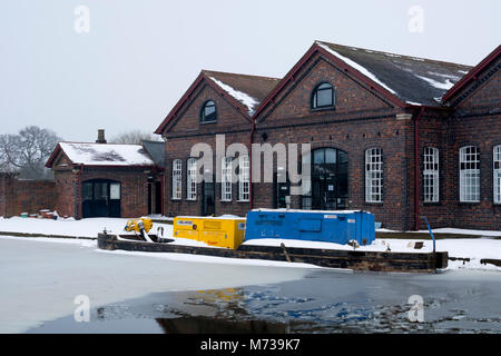 Entretien Hatton, la neige en hiver, Grand Union Canal, Warwickshire, England, UK Banque D'Images