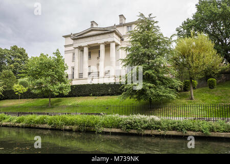 Villa de style Régence, l'une des 6 villas à Regent's Park, construit dans divers styles historiques, vu depuis le Regent's Canal de halage. Banque D'Images