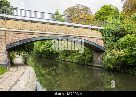 Charlbert Bridge, soupçonné d'avoir effectué la rivière Tyburn sur Regent's Canal à Regent's Park, London, UK. Banque D'Images