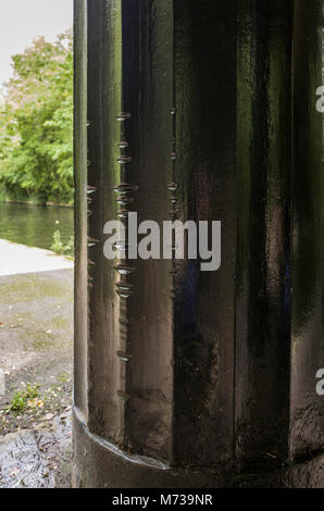 Des rainures de la colonnes de fonte de Macclesfield Bridge ('Blow-up Bridge') ont été causés par le frottement constant de tension des cordes de remorquage de barges. Banque D'Images