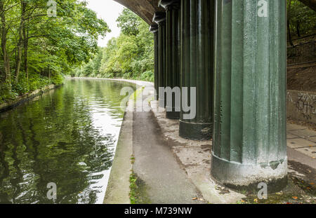 Des rainures de la colonnes de fonte de Macclesfield Bridge ('Blow-up Bridge') ont été causés par le frottement constant de tension des cordes de remorquage de barges. Banque D'Images