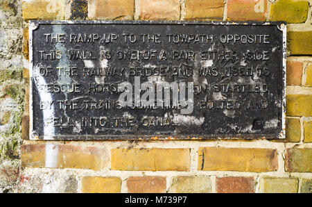 Une plaque sur le chemin de halage de Regent's Canal décrit une rampe jusqu'à le chemin de halage qui a été utilisé pour sauver les chevaux qui vissé et est tombé dans le canal. Banque D'Images