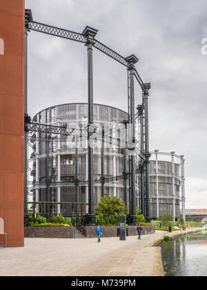 Gazomètres Londres est un complexe d'appartements construit dans le cadres en fer forgé restauré des gazomètres, triplet à King's Cross, Londres, Royaume-Uni. Banque D'Images