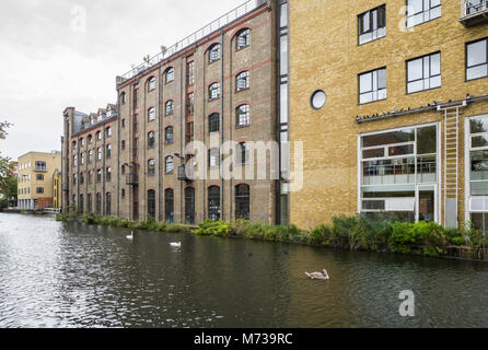 L'article de la Regent's Canal, une succursale du Grand Union Canal, à l'Est de New York entre cours et Caledonian Road, London, UK. Banque D'Images