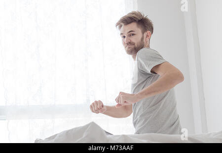 Service de l'homme au matin avec l'exercice après service Banque D'Images