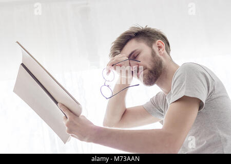 Les hommes lire livre dans la matin Banque D'Images