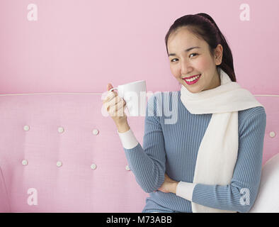 Autiful Asian women holding Coffee cup in living room Banque D'Images