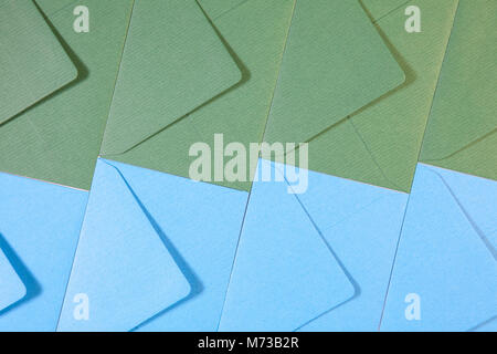 Motif dans des enveloppes bleu et vert sur le tableau blanc Banque D'Images