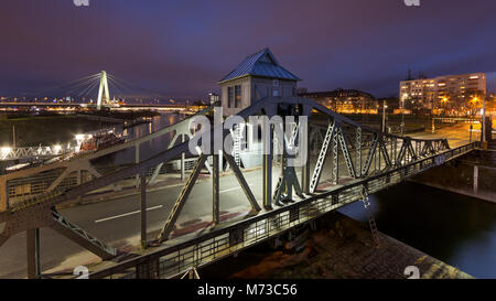 Pont tournant à Cologne-Deutz Harbor at night Banque D'Images