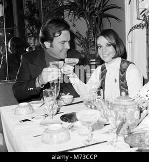 Robert Wagner et Natalie Wood épouse boire du champagne au chant Bamboo Oriental Restaurant à Kensington. 9 décembre 1972. Banque D'Images