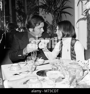 Robert Wagner et Natalie Wood épouse boire du champagne au chant Bamboo Oriental Restaurant à Kensington. 9 décembre 1972. Banque D'Images