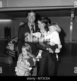 Acteur de film Robert Wagner et son épouse Natalie Wood est arrivé à l'aéroport de Heathrow à partir de Los Angeles avec leurs enfants Courtney (2) et Natasha (5). Courtney portait une poupée appelée Curious George.' Ils ont été accueillis par Olivier seigneur et sont ici pour faire un Granada TV production avec lui de 'Cat On A Hot Tin Roof .' 19 mai 1976. Banque D'Images