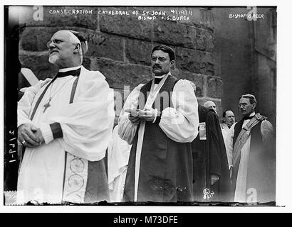Une photographie représentant la consécration de la cathédrale de Saint Jean, dirigée par Mgr C.S. Burch et Greer, marquant une cérémonie religieuse importante dans l'histoire de l'église. Banque D'Images