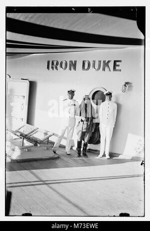 L'amiral de Roebeck (à gauche), l'Émir Abdallah de Transjordanie, et un officier de marine britannique à bord du H.M.S. Iron Duke, 1921 Loc.08387 matpc Banque D'Images