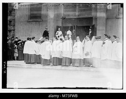 La dédicace de la cathédrale John avec l'évêque Greer et d'autres personnages entrant dans la cathédrale. La scène capture un événement religieux important, soulignant le rôle de la cathédrale dans la communauté et la cérémonie religieuse. Banque D'Images