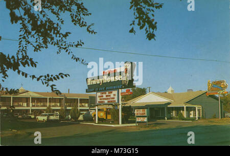 Une photo de la Hiway House de Del Webb, capturée par le photographe Harry Raab, montrant le monument comme faisant partie de la culture routière américaine au milieu du XXe siècle. Banque D'Images