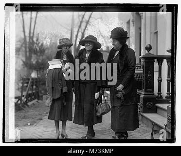 La photographie montre une conférence sur l'égalité des droits au Woman's Party, avec des personnalités éminentes Katherine Morey, Elsie Hill et MRS William H. Blauvelt. Ces femmes étaient des figures clés du mouvement pour les droits des femmes aux États-Unis. Banque D'Images