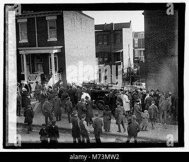 Cette image capture les conséquences d'un naufrage impliquant un chef de pompiers le 5 janvier 1921, illustrant la destruction causée par l'incident. Banque D'Images