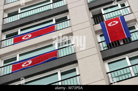 Pyeongchang, Corée du Sud. 08 mars 2018, aux Jeux Paralympiques. Village des athlètes. Sous les drapeaux de la Corée du Nord les glaçons depuis les fenêtres de la délégation de la Corée du Nord d'hébergement. Photo : Karl-Josef Opim/dpa dpa : Crédit photo alliance/Alamy Live News Banque D'Images